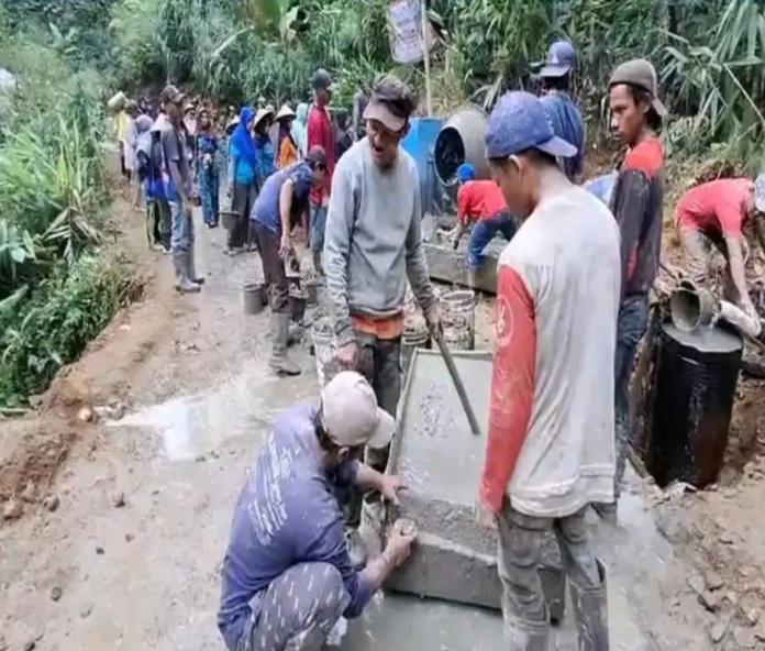 Gerakan Semen Rakyat, Ratusan Warga Dukuh Petugkon Gotong Royong Perbaiki Jalan Desa
