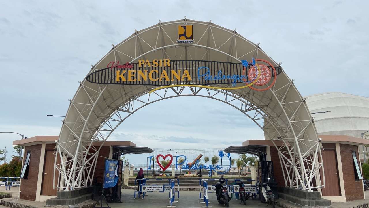 Pantai Pasir Kencana Tak Seramai Dulu, Meski Kini Lebih Cantik dan Tertata