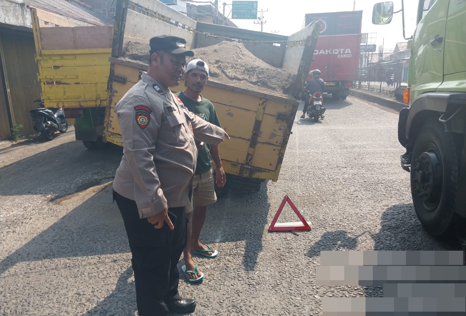 Truk Pasir Pecah Ban di Wiradesa, Polisi Amankan Arus Lalu Lintas