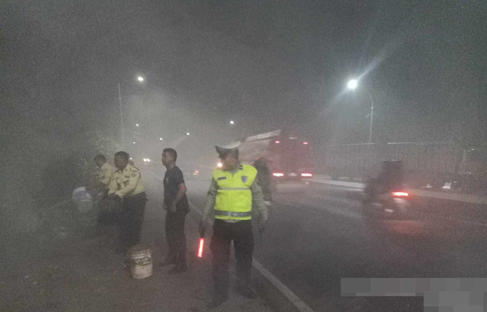 Pembakaran Sampah di Tepi Pantura Rembun Ganggu Visibilitas, Satlantas Polres Pekalongan Gerak Cepat Padamkan Api